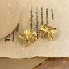Aretes de nicho de viento frío irregular de metal plisado de alta calidad, aretes de temperamento versátiles de oro de 18 quilates retro para mujer