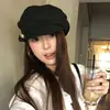 Boina Newsboy com Aba Plissada e Fivela de Metal Outono/Inverno 2026 para Mulheres Toque de Luxo Beret Mesclado Afina o Rosto