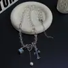 Collar Colgante de Dados Azules con Cruz de Cristal Transparente para Chica Popular Cadena de Clavícula de Diseño de Lujo Accesible de Nicho Femenino Tendencia