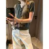 Moque: Estilo de blogger inteligente, diseño de inspiración coreana, cuello en V abotonado, tejido de canalé, top ajustado de manga corta MQ1880
