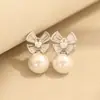 Elegantes Pendientes de Clip para Orejas con Perlas Incrustadas de Piedra de Alta Gama, Pendientes Versátiles de Lujo Ligero de Nicho sin Perforaciones para Mujer, Exquisitos Accesorios para Orejas de Novia