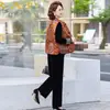 Nueva moda de otoño para mujer, ropa elegante para madre, nueva chaqueta chaleco estilo chino, conjunto de tres piezas de terciopelo dorado para primavera y otoño para mediana edad y personas mayores