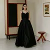 Vestido de Noiva Vintage Sem Alças Leve com Decote em V, Comprimento no Chão, Estilo Simples para Casamentos no Gramado, Sensação de Alto Padrão, Adequado para Fotografia de Viagem e Registro de Casamento