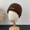 Gorro de Lana de Estilo Coreano con Letra Pequeña de Personalidad Suéter Color Sólido Otoño Invierno Cálido Protección para Orejas Gorro Tipo Cubo de Punto Versátil Gorro para el Frío Moderno