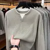 Sudadera de dos piezas con cuello Henry para hombre, Nuevo estilo Otoño/Invierno 2026, Camiseta base de punto en capas de contraste de color, Ropa interior de moda para hombre