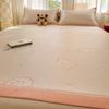 Aula de Verão um Conjunto de Lençol de Cama de Esteira Refrescante de Seda Gelo de Poliéster 100% Três Peças Esteira Refrescante Doudou Capa de Cama Envolvente Completa Esteira de Seda Gelo