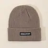 Gorro de Tela Tejida Gruesa con Etiqueta para Hombres y Mujeres Otoño e Invierno 2025 Nuevo Gorro de Lana Tejida Gorro Cálido de Invierno con Protección para los Oídos Gorro para el Frío