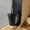 Bolso tote grande de patrón tejido transfronterizo para mujer, nuevo modelo 2026, bolso de hombro de color liso simple y elegante estilo coreano de nicho
