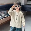 Camisetas básicas de primavera e outono para meninos 2026 novas camisetas finas estilosas para crianças, moletons de outono da moda para bebês