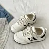 Zapatillas casuales de estilo coreano para mujer, nuevos zapatos blancos de suela gruesa para otoño 2026 para combinar con faldas, mocasines de nicho, zapatos deportivos