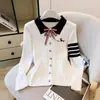 Suéter de tricô com gola de laço color block para mulheres, novo estilo outono/inverno, com bordado de um cachorrinho e design preppy em tricô trançado.