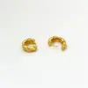 Pendiente de Oreja Retorcido Simple Popular en Internet Hebilla Pequeña para Oreja Pendientes Retro de Oro Mate Pendientes para Mujer Qingdao Pendientes al por Mayor