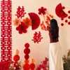Accesorios de decoración para la habitación de bodas, incluyendo artículos para el dormitorio de los novios, decoraciones para la pared del cabecero y una variedad de suministros de boda para crear una atmósfera festiva.