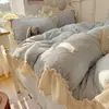 Conjunto de quatro peças em veludo de leite bordado com renda francesa, estilo princesa A, totalmente fosco, colcha e conjunto de lençóis de veludo espessado