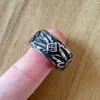 R0145-HK01 joyería punk al por mayor acero de titanio anillo retro tallado cruz calavera pareja para hombre