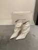 Versão em pele de ovelha ~ Botas de tornozelo de bico fino estilo francês para mulheres, salto alto branco, design plissado e franzido, uma versão única e estilosa das botas Martin