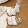 Lindas pantuflas de algodón con diseño de gato de dibujos animados para mujer, de suela gruesa, con lunares, con un lazo, cálidas y antideslizantes, adecuadas para usar en interiores y exteriores