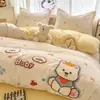 Nuevo conjunto de cuatro piezas de terciopelo de leche bordado con toalla, forrado de polar y engrosado, franela de doble cara, diseño de dibujos animados, adecuado para dormitorios de estudiantes, conjunto de tres piezas