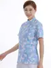 Uniforme de enfermera floral de verano con manga corta, cuello mao y cierre parcial de botones.. Ropa de trabajo para enfermería médica, uniforme del personal del hospital