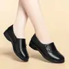Zapatos negros de cuero cómodos de punta redonda para primavera y otoño, zapatos de suela blanda para mujer para mujeres de mediana edad y mayores, zapatos de madre, zapatos de tacón bajo para mujer