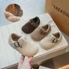 Zapatos peludos para niñas para usar en exteriores, Zapatos tipo gorro con velcro de estilo extranjero, Nuevos zapatos de algodón de lana de cordero de suela blanda para Otoño e Invierno 2025