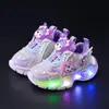 Zapatillas Deportivas para Niñas Kuromi con Luces Modernas Otoño 2025 Nuevo Botón Giratorio Dibujos Animados Infantiles Zapatos de Papá Venta al por Mayor