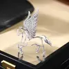 Broche de Moda y Creativo con Tema "Sueña como un Caballo", Exquisito Broche Hueco de Circonita Microincrustada, Accesorio de Alta Gama para Chaqueta de Traje de Hombre