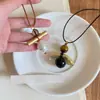 Colar de pérolas com cordão de couro retrô, design de nicho, corrente para clavícula, casual e estiloso, acessório versátil para o dia a dia, atacado