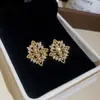 Brincos de Prata Banhada a Ouro Real com Zircônia em Formato de Losango e Flor de Íris, Brincos de Nicho de Alto Padrão, Versáteis para o Dia a Dia