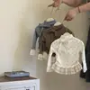 Blusa Base Manga Longa Nova para Meninas Primavera e Outono Camiseta de Bolinhas com Laço para Bebê Menina Blusa com Barra de Renda para Menina