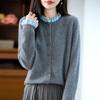 Novo Cardigan de Tricô 2025 Outono/Inverno 100% Lã com Detalhe de Orelha, Gola Redonda, Manga Longa, Botões de Bolsa, Combinação de Cores, Top Quente Feminino