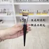 Pincel de base sereia ultrafino Cangzhou não absorve base pincel de base especial para maquiador pincel para máscara formato de crescente leve fino