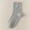 Calcetines de color liso con botones hasta media pantorrilla para mujer, otoño e invierno, en un estilo simple, elegante y colegial, con una mezcla de algodón y un diseño largo y con volantes.