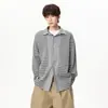 Camisa casual de otoño a rayas blancas y negras de manga larga para hombre, holgada y versátil, en un estilo relajado de ropa exterior para hombre