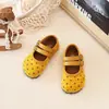Zapatos de piel de ante con lunares estilo coreano para niña 2026 primavera y otoño nuevos zapatos de princesa para niño pequeño de suela blanda estilo bosque