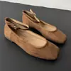 Sapatos Femininos de Moda Versáteis com Tira, Outono 2026, Sapatos Femininos Planos de Tamanho Grande, Atacado Transfronteiriço de Grande Porte para Comércio Exterior