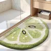 Alfombra de piso tufted con divertido estampado de frutas, alfombra absorbente semicircular para baño, alfombrilla antideslizante para entrada de baño, alfombrilla absorbente de flocado