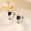 Pendientes de aro compactos de estilo frío con diseño de nicho femenino, con hebilla de oreja de amor negra s925, personalizados y de alta gama.