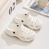 Fabricante Atacadista de Tamancos Qida Shun Espessados Novo Estilo, Sapatos de Jardim de Verão para Mulheres, Sapatos para Flutuar, Sapatos de Praia de Salto Alto