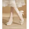 Impresionantes zapatos de tacón alto para mujer de estilo francés para bodas, versátiles tanto para bodas como para atuendos formales, con tacones gruesos que son cómodos para las novias, adecuados para ceremonias de adultos y como zapatos de princesa.