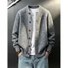 Elegante cárdigan de punto para hombre estilo americano, un suéter sofisticado y relajado para otoño/invierno con un aire vintage y de "viejo dinero".