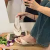 Primer Encuentro Temporada Fresca Zapatillas para Mujer Exteriores Verano Tacón Medio 2026 Nuevo Estilo Tacón Fino Chanclas Tira para Dedo del Pie Viaje Playa Luo