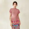 Fornecimento direto da fábrica de camiseta plissada lisa estilo Issey Miyake com gola alta discreta, mangas curtas, fina, respirável, modeladora, top de manga curta para o dia a dia