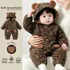 Macacão estilo coreano com estampa de leopardo para meninos, espessado com lã de cordeiro para outono e inverno, adequado para uso ao ar livre, macacão quentinho com capuz para bebês e crianças pequenas