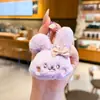 Llavero de conejo fresa con lazo de felpa de dibujos animados, muñeco de conejito lindo, colgante para mochila de estudiante, regalo pequeño