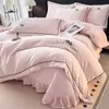 Conjunto de colcha bordada em veludo de leite espesso, de quatro peças, para outono e inverno, lençóis quentes, capa de edredom e lençol com elástico, criando uma experiência de roupa de cama luxuosa e confortável para casa.