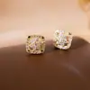 Pendientes Cuadrados de Zirconia Super Brillantes con Diseño de Flor Hueca, Pendientes Pequeños Exquisitos de Lujo Ligero a la Moda, Accesorios Versátiles Únicos para Orejas de Nicho