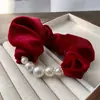 Nuevos scrunchies de terciopelo con cuentas para otoño e invierno, pasadores de perlas de alta gama para moños bajos, elegantes accesorios para el cabello para mujer