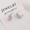 Pendientes de botón de mariposa de lujo ligero de alta gama, acabado arenado liso, moda irregular de nicho de lujo ligero, pendientes combinables para novia