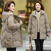 Elegante casaco de algodão com enchimento de plumas para o inverno feminino, nova coleção 2026, jaqueta de algodão moderna para mulheres de meia-idade e idosas, casaco para outono e inverno
